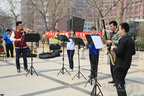 中国人民大学校园音乐角奏响高校实景公益演出第一曲
